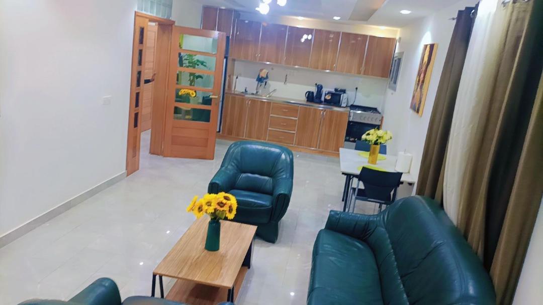 3 Salon Mamelles Cite Mackiou Faye Baila & Ndjierebi Appartement *
